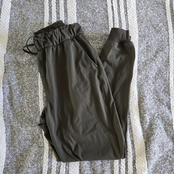 Lululemon Athletica On The Fly Jogger Size 4 Dark Olive - Picture 2 of 7